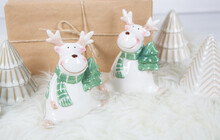 Der Weihnachtsmann: Weihnachtsgeschenke Mit Rentier Figuren - Keramik In Weiß Und Kraftpapier Natürlichen Farben 