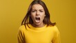 Teenager im gelben Pullover schreit wütend