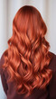 Fryzura - piękne pofalowane i długie włosy kobiety w kolorze rudym