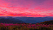 Malerischer Sonnenuntergang: Rote, rosa und orange Himmel über lila Bergen