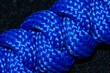 Węzeł wężowy zrobiony z niebieskiej linki nylonowej 
