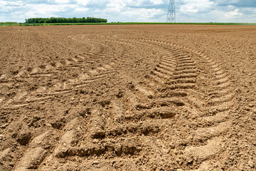 Wall Mural - Traces de roues de tracteur dans la terre dans un champ