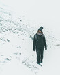 mulher andando em cenário coberto de neve em Ushuaia, Argentina 