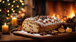 Christstollen dolce tipico di Natale una una atmosfera natalizia con caminetto e luci natalizie