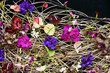 Strohwand mit verschiedenen Blumen