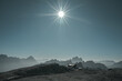 Panoramablick auf die Hochgebirgsketten der Dolomiten bei strahlend blauem Himmel