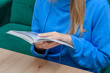 Kobieta czyta książkę,  otwarta książka w dloniach