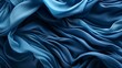 Uma tela de tecido domina o quadro, sua textura uma sinfonia tátil. Um denim azul rico apresenta sua trama familiar, criando colinas e vales de fios. Cada fio é parte da composição maior.
