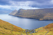 Blick auf das Dorf Funningur am Fjord Funningsfjørður auf der Färöer Insel Eysturoy