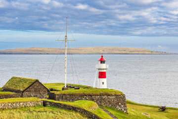 Wall Mural - Leuchtturm in der Stadt Tórshavn auf den Färöer Inseln