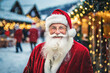 Weihnachtsmann in rotem Mantel mit langem Bart und Brille auf einem Weihnachtsmarkt