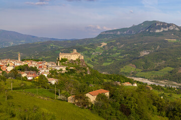 Canvas Print - Bardi castle (Castello di Bardi) with town, province of Parma, Emilia Romagna