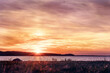 schöner Sonnenuntergang mit gelb rotem himmel im abendrot am strand vom meer