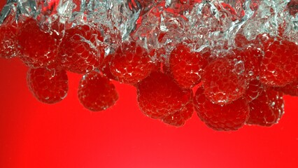 Aufkleber - Raspberries Falling into Water.