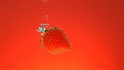 Aufkleber - Strawberry Falling into Water.