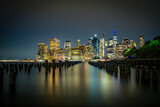 Fototapeta Miasta - Skyline de Nueva York desde el Dumbo hasta el puerto de columnas
