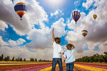 Canvas Print - Two boys look at the flying balloons