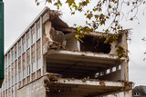 Fototapeta Na drzwi - Blick auf ein Gebäude, dass abgerissen wird.