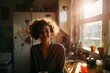 Testimonial oder Persona | Durchschnittliche junge Frau sitzt in der Küche | Athentisch und lebensnah