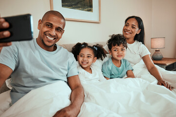 Poster - Phone, selfie and happy family in bed together for social media, profile picture or relax with mom and dad in morning waking up. Parents, kids and smile on face in bedroom for quality time on holiday