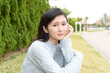© Liza5450 - 屋外でくつろぐ笑顔の女性
