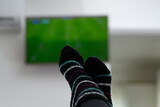 Fototapeta  - Oglądać mecz piłki nożnej w telewizji,  kibic