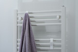Fototapeta  - Ręcznik wiszący na kaloryferze w łazience 