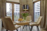 Fototapeta  - Luksusowy salon w nowoczesnym apartamencie, bukiet kwiatów i owoce na stole