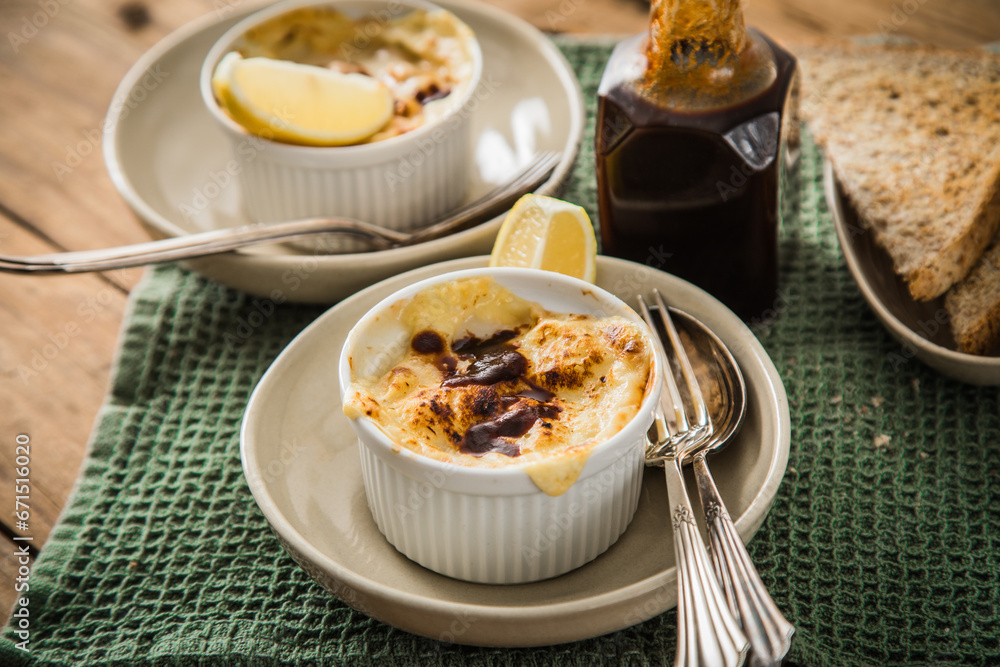 Typisches DDR Würzfleisch Ragout Fin mit Käse überbacken, Zitrone ...