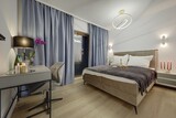 Fototapeta  - Romantyczna sypialnia w nastrojowym oświetleniu