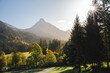 Berge im Allgäu mit Wiesen, Sonne und Berghütte, Herbst im Allgäu