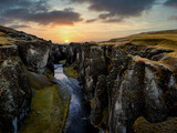 Fototapeta Dmuchawce - Fjaðrárgljúfur z widokiem na rzekę Fjaðrá w Islandii