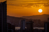 Fototapeta Do pokoju - Widok na zachód słońca nad hiszpańskim miastem Benidorm na Costa Blanca