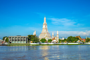 Wall Mural - Wat Arun at the bank of Chao Phraya River in Bangkok, thailand