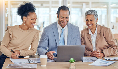 Leinwandbilder - Happy business people, team and laptop discussion for advice, company update and planning ideas to review data online. Diversity, corporate group and office employees in collaboration on computer