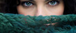 bannière d'un regard de femme derrière une écharpe en laine verte
