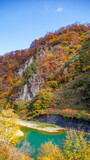 Fototapeta Góry - 紅葉とエメラルドグリーンの湖が美しい秋の風景
