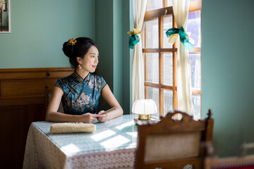 Canvas Print - Chinese woman wear cheongsam in traditional house