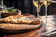 Gourmet-Pizza, gekonnt in Szene gesetzt mit edlem Weinglas und Vintage-Käsemesser auf einem Küchentisch