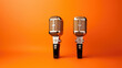 deux microphones sur un fond orange pour débat ou talk show