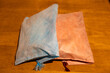 趣のある温泉旅館に準備された、タオルと歯磨きなどの小物が入ったアメニティ巾着セット（千葉県）