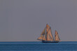 Zweimastiges Segelschiff im Sonnenlicht auf der Ostsee.