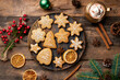 Draufsicht eines rustikalen Holztisches mit weihnachtlicher Dekoration, Süssigkeiten, Keksen und Kakao