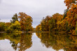 Kurze Herbstwanderung durch den Schlosspark Rosenau mit dem schönen Schloss Rosenau bei Coburg - Rödental - Bayern - Deutschland