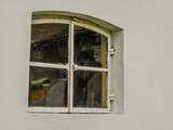 Fototapeta  - Izolowane okno z pęknięta szybą