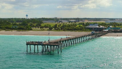 Canvas Print - Seaside summer activities. Aerial view of many tourists enjoying vacation time on Venice fishing pier