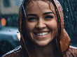 Joven mujer sonriendo debajo de la lluvia