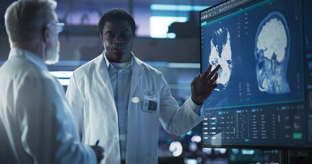 Poster - Neuroscience Laboratory Meeting: Black Male Scientist And Caucasian Surgeon Discussing MRI Brain Scan On TV Display. Specialists Working On Medication For Rehabilitation After Stroke. Slow Motion.