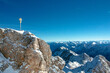 Ausblick von der Zugspitze in Bayern Deutschland auf das Gipfelkreuz