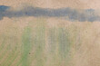Fondo astratto: pennellate di acquerello verde e blu su carta colore avana, spazio per testo